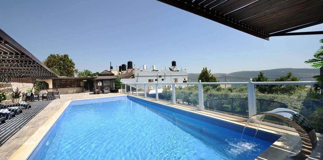 אביב הצפון חצר ובריכה (33).JPG