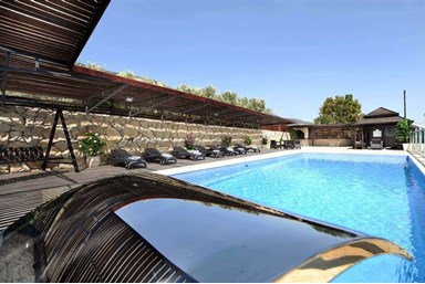 אביב הצפון - החצר והבריכה 