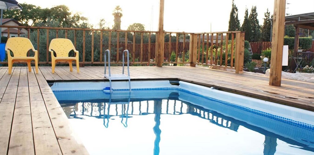 מול הצבר הבריכה במתחם(8).jpg