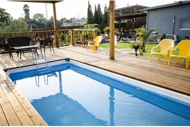 מול הצבר - הבריכה במתחם