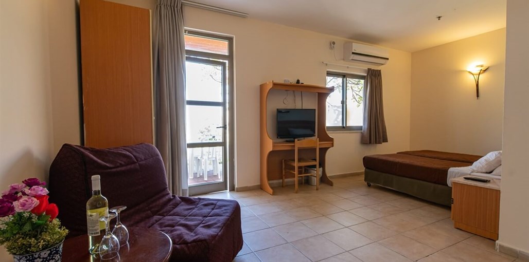 כפר הנופש אלמוג חדרי החאן (3).jpg