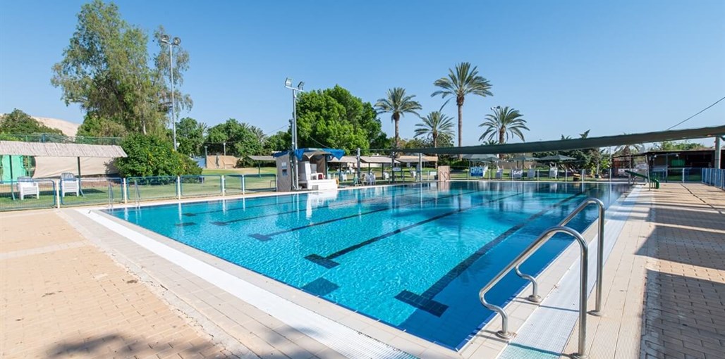 כפר הנופש אלמוג החצר והבריכה (10).jpg