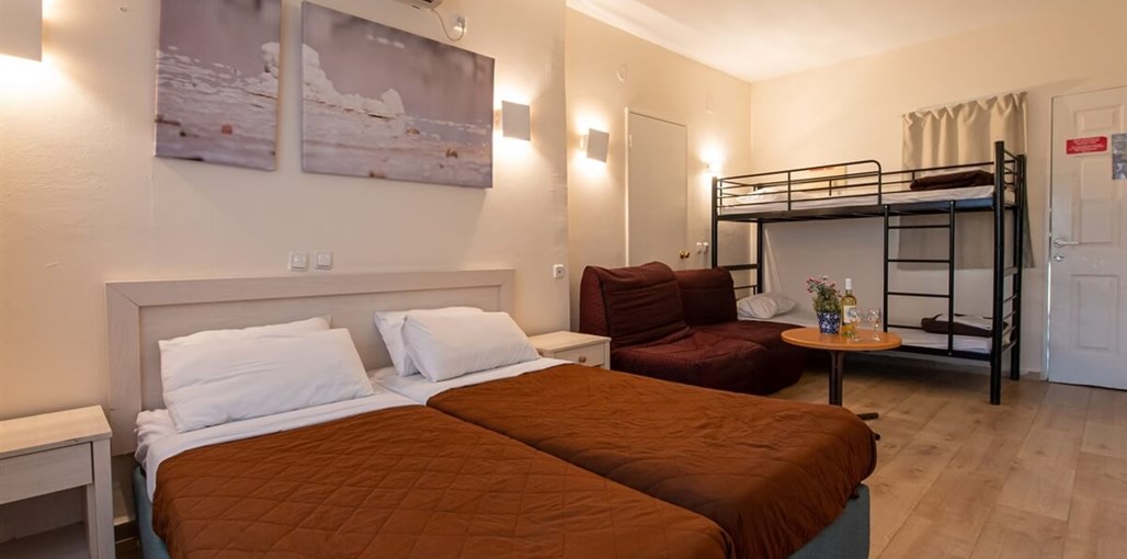 כפר הנופש אלמוג חדרי נחל אוג (11).jpg