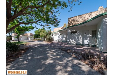 כפר הנופש אלמוג - החצר והנוף 