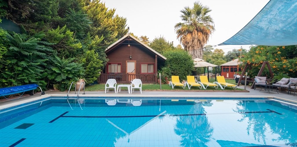 בקתות גבי בקצה היער בריכת השחייה 10.jpg