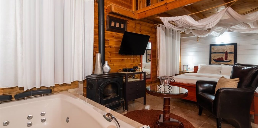 בקתות גבי בקצה היער הסוויטה הכתומה 7.jpg