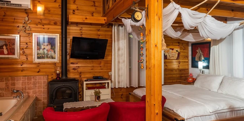 בקתות גבי בקצה היער הסוויטה האדומה 5.jpg