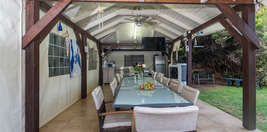 בקתות גבי בקצה היער חדר האוכל והפרגולה 5.jpg