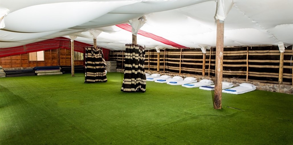 חאן אל על חאן אוהל רועים -בפנים.jpg