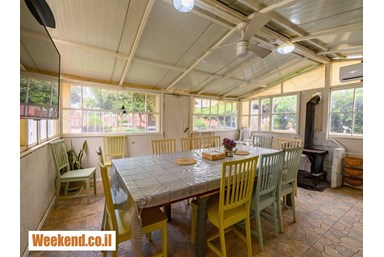 בקתות בצל הגפן  - החצר והבריכה