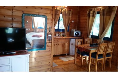 חלום בגורן - בקתות עץ