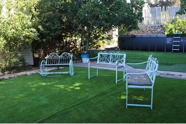 חלום בגורן - החצר והבריכה