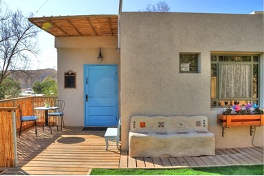 אתנחתא - מה בחצר ובסביבה