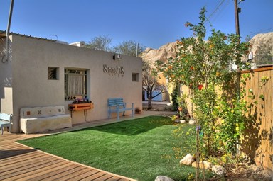 אתנחתא - מה בחצר ובסביבה