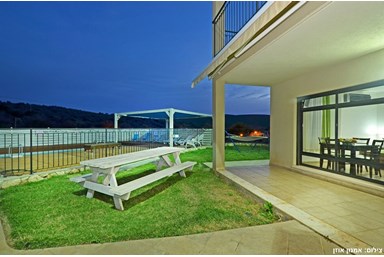 סוויטות הר ונחל - הבריכה והחצר