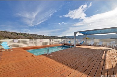 סוויטות הר ונחל - הבריכה והחצר