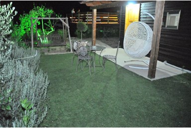 בקתות בצל הזית - הבריכה והחצר