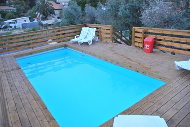 בקתות בצל הזית - הבריכה והחצר