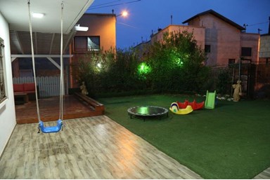 אירוח האציל בחרמון - החצר והטרקלין