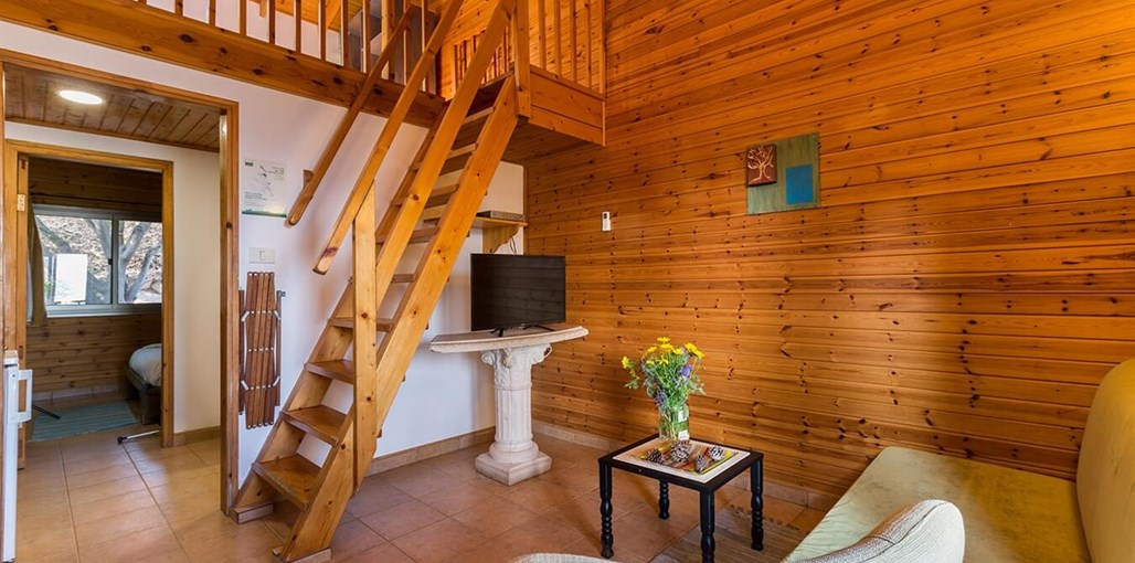 עין חרוד - סוויטות ובקתות עץ בקתת אופק פנים.jpg