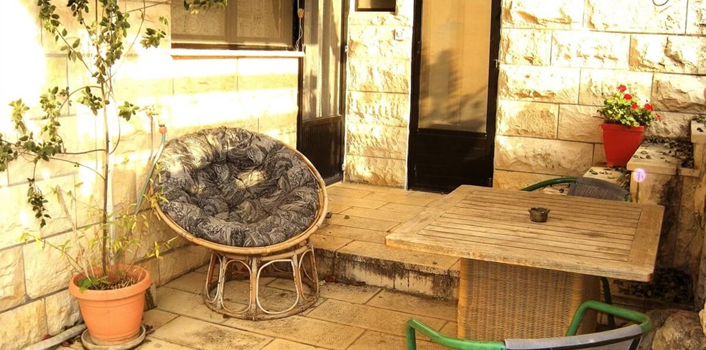 בתיה וקלוד בעין הוד החדר הירוק (1).jpg