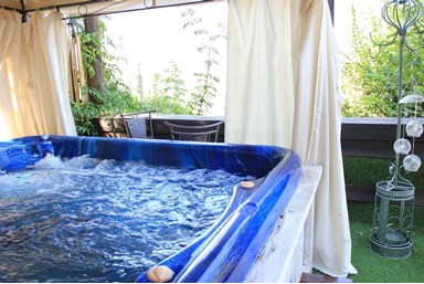 אחוזת קיסדורנא - החצר והבריכה