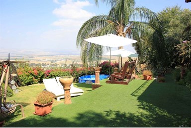 אחוזת קיסדורנא - החצר והבריכה