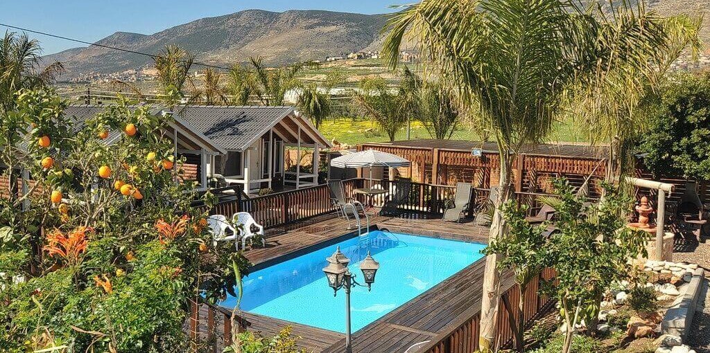 אחוזת אופוריה החצר והבריכה (7).JPG