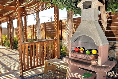 אחוזת אופוריה - החצר והבריכה 