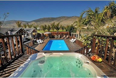 אחוזת אופוריה - החצר והבריכה 