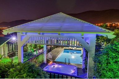 אחוזת אופוריה - החצר והבריכה 