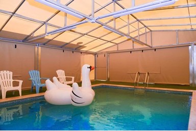 אחוזת הפרח בגני - החצר והבריכה