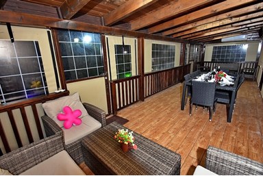 אחוזת הפרח בגני - החצר והבריכה