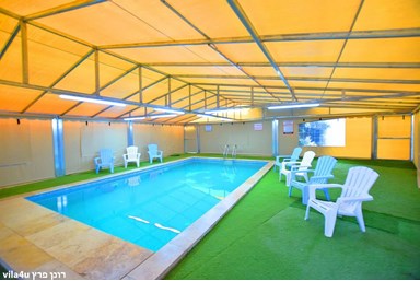 אחוזת הפרח בגני - החצר והבריכה