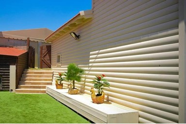 אחוזת הפרח בגני - החצר והבריכה