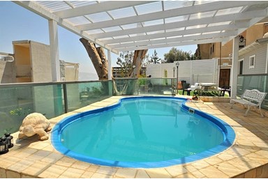 אחוזת כינורות  - הנוף והבריכה