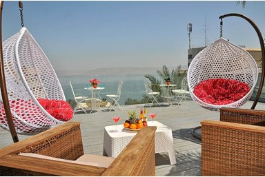 אחוזת כינורות  - הנוף והבריכה