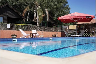 לינה בהר - החצר והבריכה