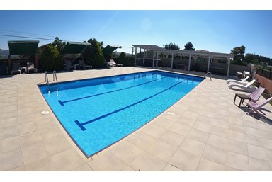 לינה בהר - החצר והבריכה