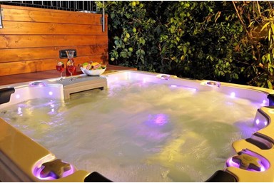 וילה רוגע בבוסתן - הבריכה והג'קוזי