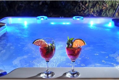 וילה רוגע בבוסתן - הבריכה והג'קוזי