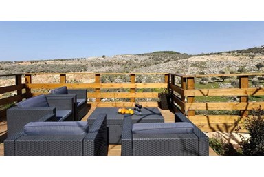 אורבן כפר ורדים - החצר והנוף הפנורמי