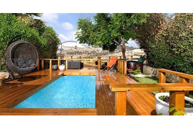 אורבן כפר ורדים - החצר והנוף הפנורמי