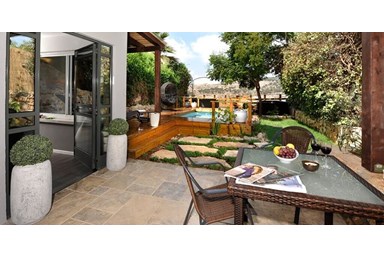 אורבן כפר ורדים - החצר והנוף הפנורמי