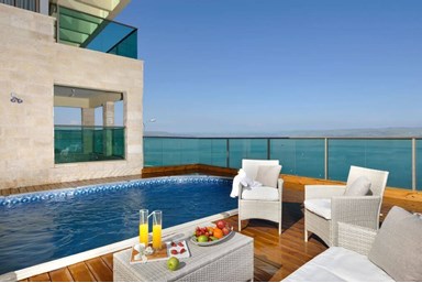 אחוזת נופים - הבריכה והנוף