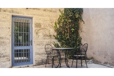 פלד -  בית של אמנות - החצר והנוף