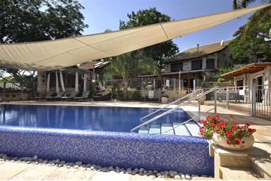 האחוזה - החצר והבריכה