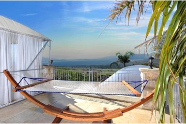 האחוזה - החצר והבריכה