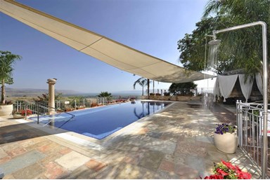 האחוזה - החצר והבריכה