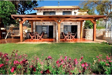 האחוזה - החצר והבריכה